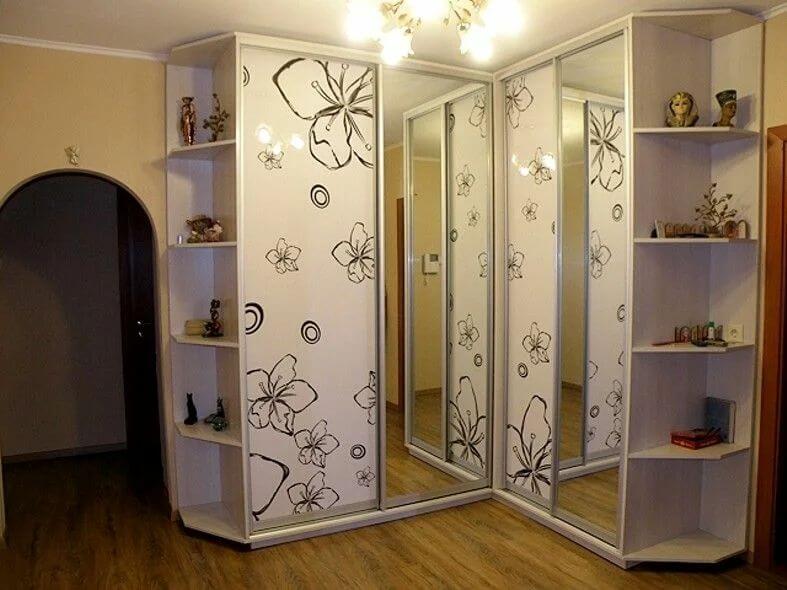 /Белый угловой шкаф №50 с рисунком, зеркалом и полками сбоку на заказ
